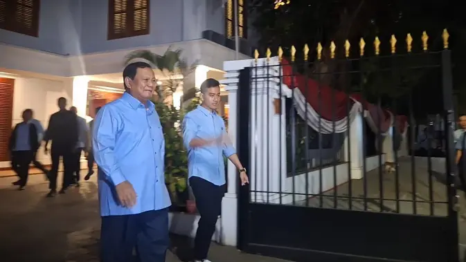 <p>Calon Presiden Prabowo Subianto mendampingi cawapres Gibran Rakabuming Raka di Rumah Kertanegara, Jakarta, jelang debat cawapres perdana. (Liputan6.com/Lizsa Egeham).</p>