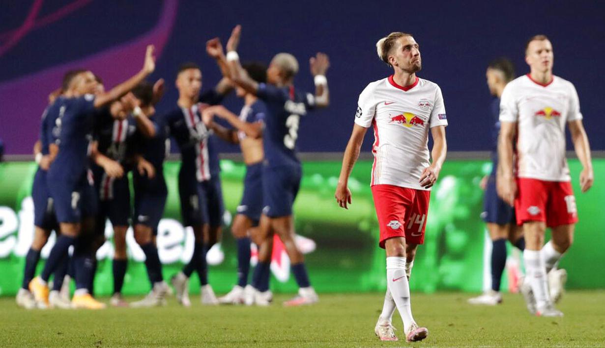 Pemain RB Leipzig, Kevin Kampl, tampak kecewa usai ditaklukkan Paris Saint-Germain (PSG) pada laga semifinal Liga Champions di Stadion The Luz, Rabu (19/8/2020). PSG menang dengan skor 3-0. (David Ramos/Pool via AP)