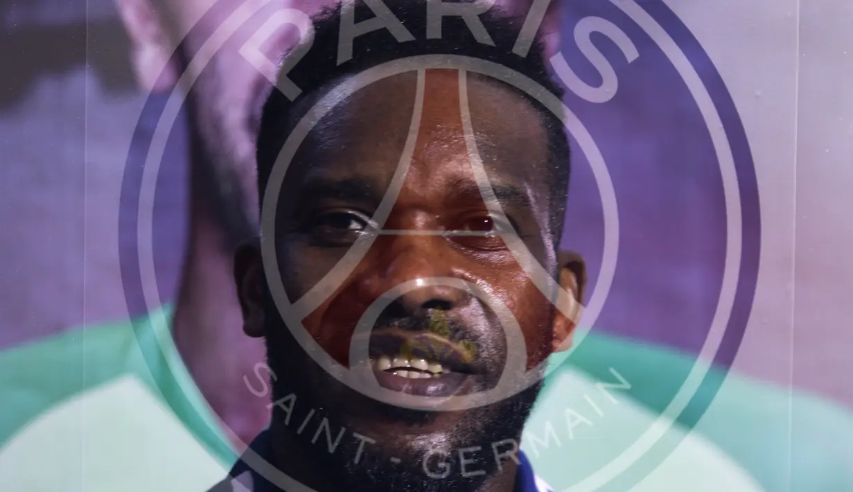 Legenda PSG, Jay-Jay Okocha, tersenyum saat acara nonton bareng di Lippo Mall Kemang, Jakarta, Sabtu (9/2). Pada nobar itu PSG menang 1-0 atas Bordeaux. (Bola.com/Yoppy Renato)
