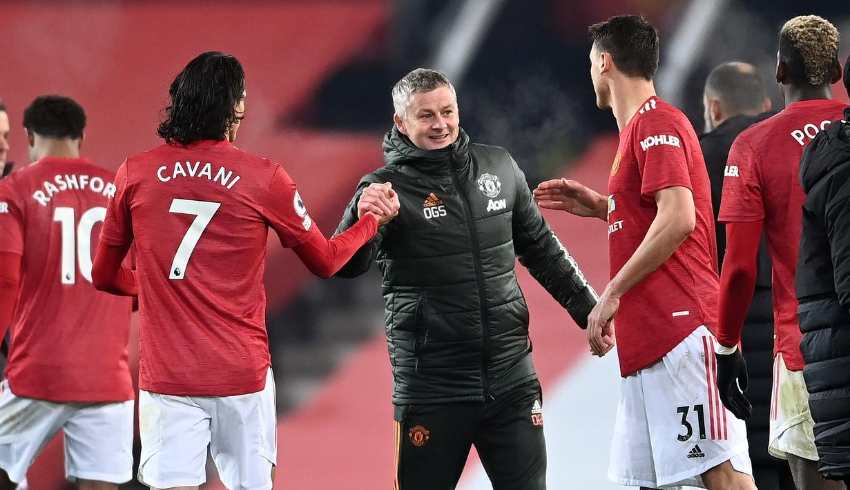 Manajer tim Manchester United, Ole Gunnar Solskjaer (tengah) menyalami para pemainnya usai berakhirnya laga lanjutan Liga Inggris 2020/21 pekan ke-16 melawan Wolverhampton Wanderers di Old Trafford, Selasa (29/12/2020). Manchester United menang 1-0 atas Wolverhampton. (AFP/Laurence Griffiths/Pool)