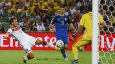 Mario Goetze (kiri), mencetak gol kemenangan Jerman atas Argentina di Final Piala Dunia 2014 di Stadion Maracana, Rio de Janeiro, (14/7/2014). (REUTERS/Kai Pfaffenbach)