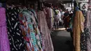 Calon pembeli melihat-lihat kain di Pasar Cipadu, Tangerang, Selasa (2/3/2021). Pandemi Covid-19 membuat industri tekstil dan pakaian jadi mengalami pertumbuhan negatif 8, 8 persen sepanjang 2020 dengan kinerja ekspor yang berkontraksi 17 persen. (Liputan6.com/Angga Yuniar)