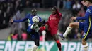 Gelandang Chelsea, N'Golo Kante berebut bola dengan gelandang Liverpool, Naby Keita dalam pertandingan final Piala Carabao Cup di Stadion Wembley, London, Senin (28/2/2022). Liverpool memenangkan adu penalti 11-10 setelah pertandingan berakhir imbang 0-0. (AP Photo/Alastair Grant)