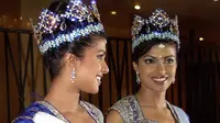 Priyanka Chopra saat dimahkotai sebagai Miss World 2000. (MARTIN HAYHOW / AFP)