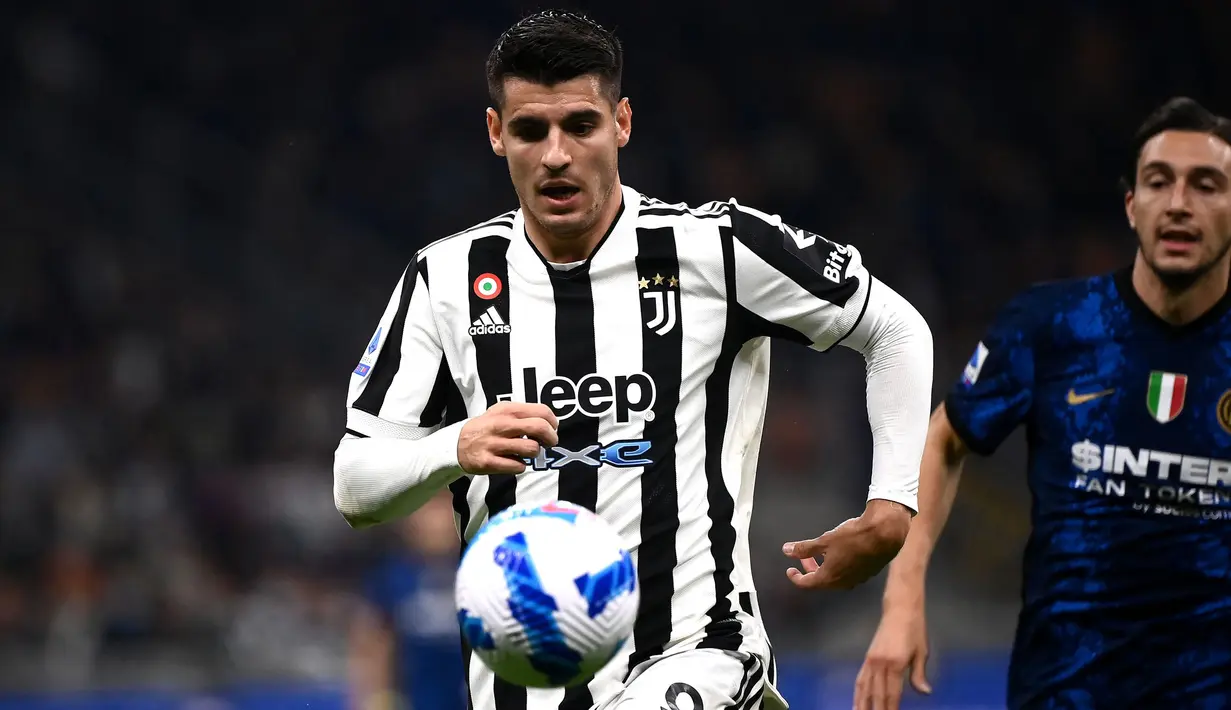 Kedua tim tampil menekan sejak dimulainya babak pertama. Berstatus sebagai tim tamu, Juventus mendapatkan peluang apik terlebih dahulu di menit ke tujuh. Avaro Morata melakukan tendangan melengkung yang sayangnya masih mampu ditepis oleh Handanovic. (AFP/Marco Bertorello)