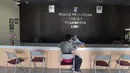 Sementara, untuk layanan publik yang bersentuhan langsung dengan masyarakat tetap berjalan normal dan tidak boleh terganggu. Tampak dalam foto, aktivitas pelayanan publik saat penerapan Work From Home (WFH) bagi Aparatur Sipil Negara (ASN) di kantor Kecamatan Limo, Depok, Jawa Barat, Jumat (10/4/2026). (merdeka.com/Arie Basuki)