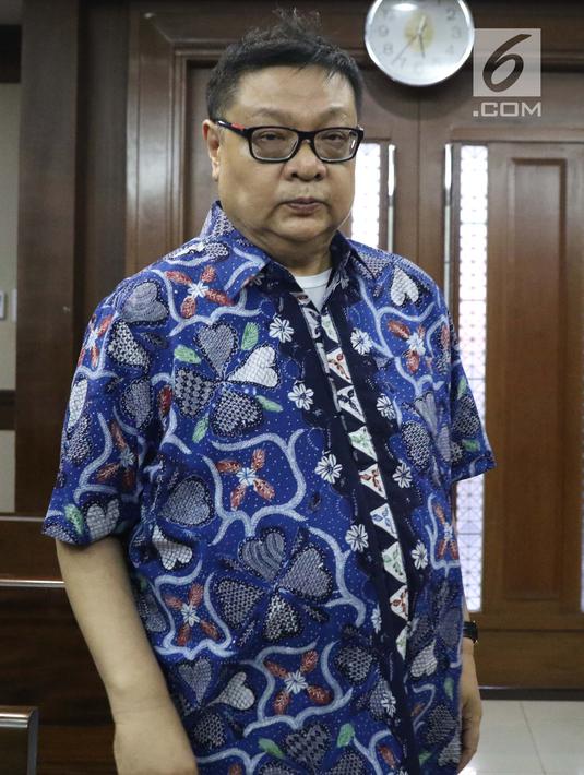 Terdakwa kasus suap hakim ad hoc PN Tipikor Medan, Hadi Setiawanjelang menjalani sidang pembacaan putusan di Pengadilan Tipikor, Jakarta, Kamis (4/4). Hadi terbukti membantu Tamin Sukardi menyuap Merry untuk melancarkan perkaranya di Pengadilan Tipikor Medan. (Liputan6.com/Helmi Fithriansyah)