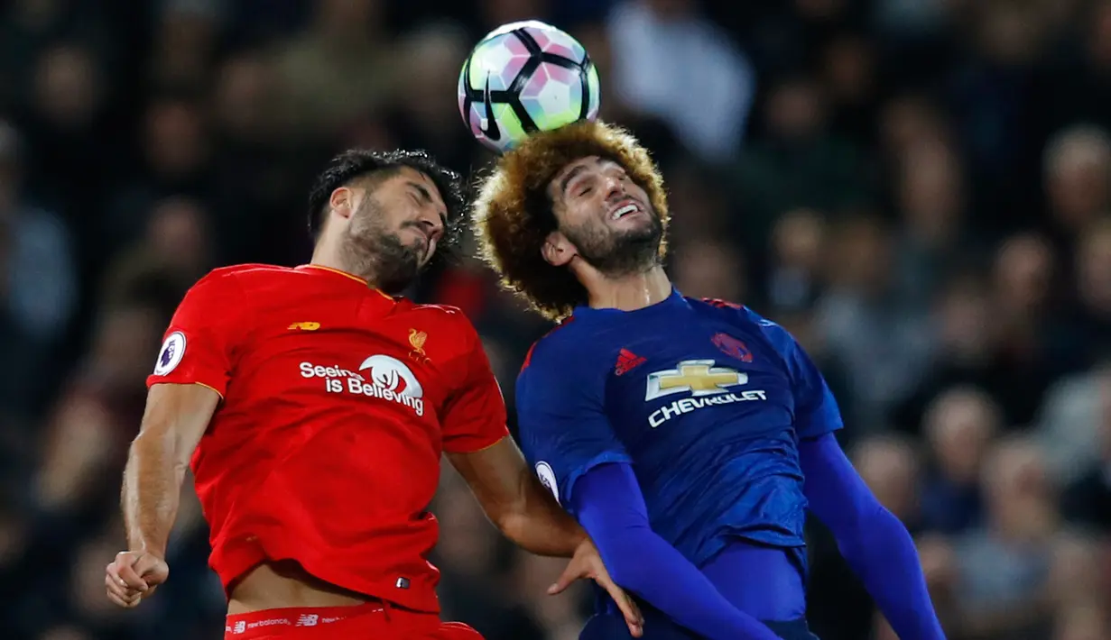 Pemain Liverpool, Emre Can berebut bola di udara dengan pemain MU, Marouane Fellaini pada pertandingan Liverpool menjamu MU di stadion Anfield, Liverpool, Inggris (17/17). (Reuters/Phil Noble) 