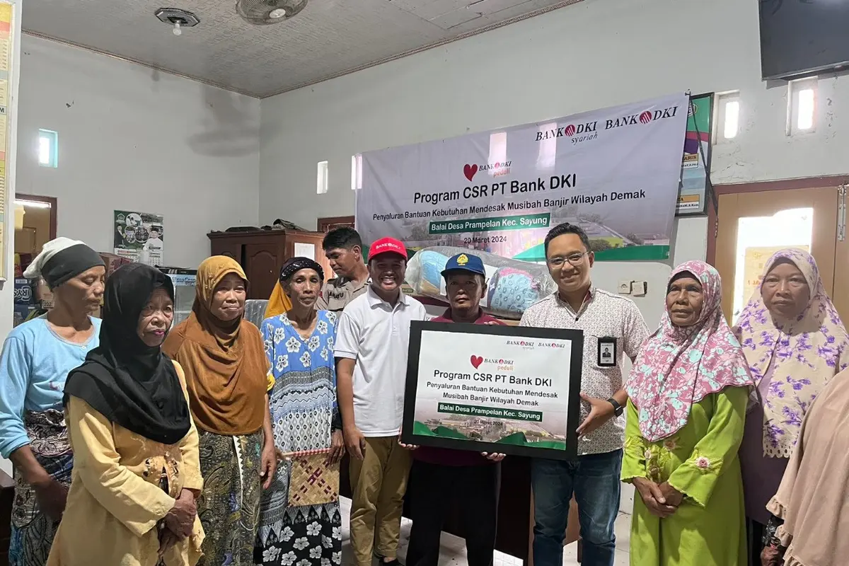 Bank DKI Peduli menyerahkan bantuan kebutuhan mendesak kepada warga di Desa Prampelan, Kecamatan Sayung, Demak, Jawa Tengah.