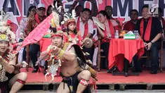 Menko PMK Puan Maharani didampingi politikus PDIP Utut Adianto dan Charles Honoris berbincang pada acara Festival Cap Go Meh 2570 di Seasons City, Jakarta,  Minggu (24/3). Acara ini diikuti komunitas Singkawang. (Liputan6.com/Fery Pradolo)