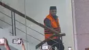 Pengalihan status tahanan Yaqut Cholil Qoumas sempat menjadi sorotan masyarakat. Tampak dalam foto, tersangka kasus dugaan korupsi kuota haji tambahan tahun 2023–2024, Yaqut Cholil Qoumas saat tiba di Gedung Merah Putih Komisi Pemberantasan Korupsi (KPK), Jakarta, Selasa (24/3/2026). (merdeka.com/Arie Basuki)
