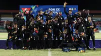 Pemain tim sepak bola putra Papua usai menerima medali emas. Pada laga final yang berlangsung di Stadion Mandala, Jayapura, Papua, Kamis (14/10/2021), Papua menang 2-0 atas Aceh. (Foto: PB PON XX Papua 2021/Chaarly Lopulua)