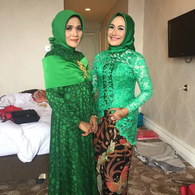6 Potret Yuli Nenek Ayu Ting Ting yang Awet Muda, Bak ABG