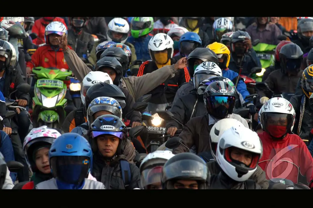 Jelang Malam Takbiran, Pemudik  Motor Menyemut di Karawang