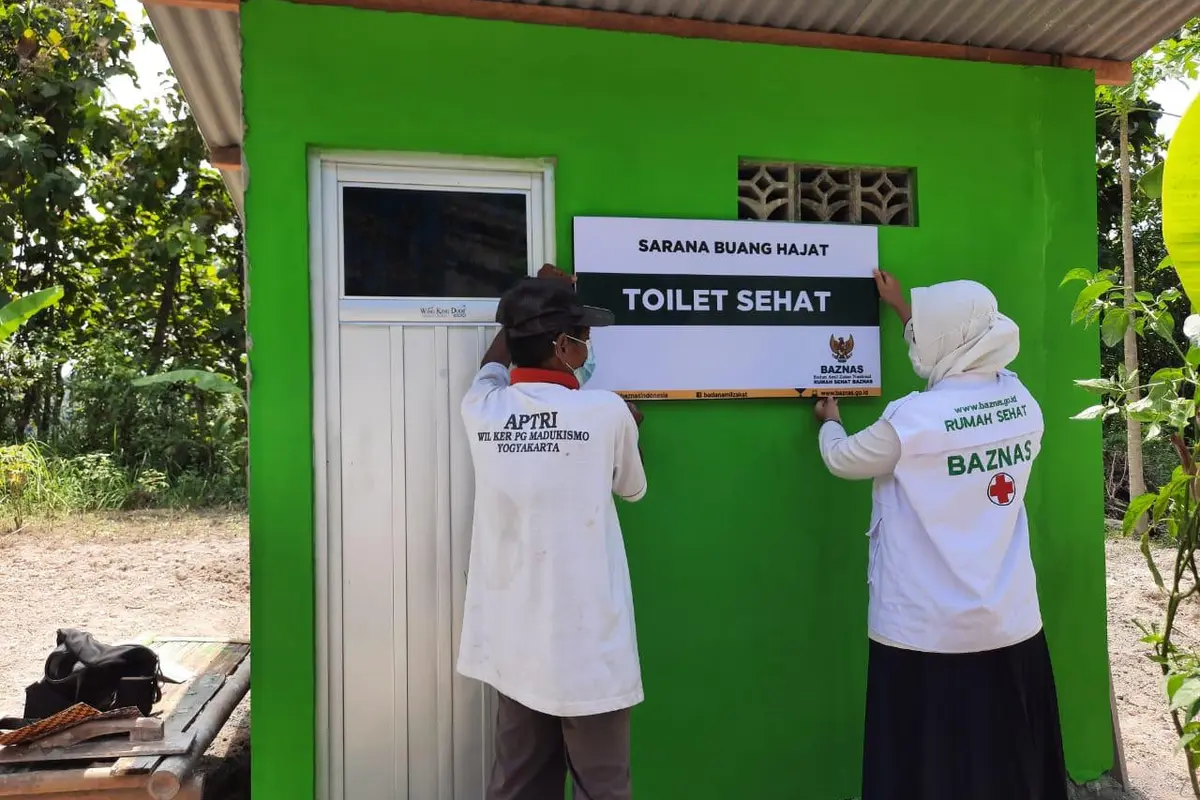 Acara Serah Terima Toilet Sehat secara simbolis diserahkan langsung kepada Pariyanti.