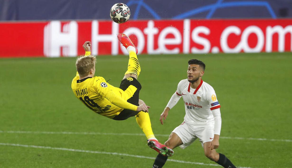 Pemain Borussia Dortmund, Julian Brandt, melakukan tendangan salto saat melawan Sevilla pada laga Liga Champions di Stadion Ramon Sanchez Pizjuan, Kamis (18/2/2021). Dortmund menang dengan skor 2-3. (AP/Angel Fernandez)