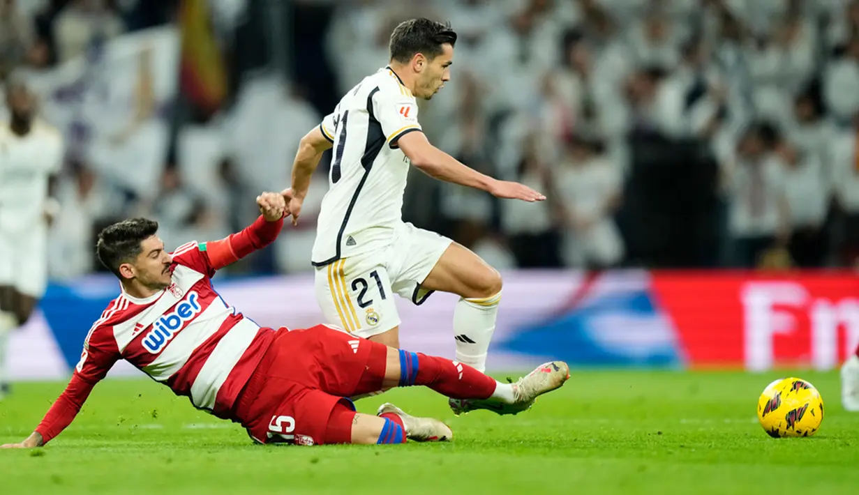 Real Madrid kembali memuncaki klasemen Liga Spanyol 2023/2024. Tim asuhan Carlo Ancelotti itu menang meyakinkan 2-0 ketika menjamu Granada. (AP Photo/Jose Breton)