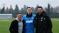 Pelatih Timnas Indonesia, John Herdman (kiri), saat menyambangi Jay Idzes yang sedang berlatih bersama Sassuolo. (dok. Sassuolo)