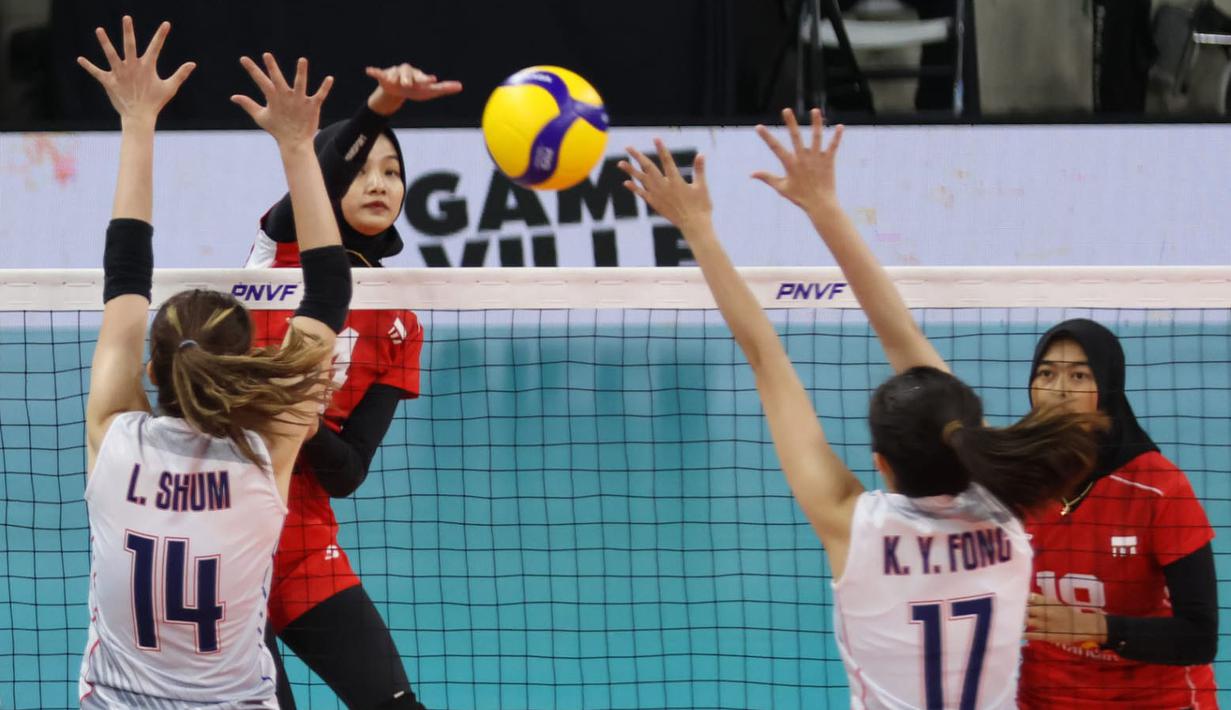 Pemain Timnas Voli putri Indonesia, Bela Sabrina (tengah) melepaskan spike yang berusaha diblok dua pemain Hong Kong, Fong Ka Yi (kanan) dan Shum Lam pada laga Grup B AVC Challenge Cup 2024 di Rizal Memorial Coliseum, Manila, Filipina, Kamis (23/5/2024) pagi. Indonesia kalah 0-3 (22-25, 24-26, 19-25). (Asian Volleyball Confederation)