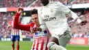 Striker Real Madrid, Vinicius Junior berusaha melewati Bek Atletico Madrid, Santiago Arias selama pertandingan lanjutan La Liga Spanyol di stadion Wanda Metropolitano (9/2). Real Madrid menang 3-1 atas Atletico. (AP Photo/Manu Fernandez)
