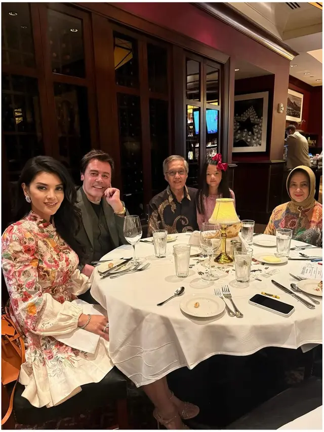 6 Potret Farah Quinn Bareng Ayah-Ibu yang Jarang Tersorot, Kumpul di Amerika