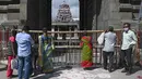Sebuah barikade ditempatkan di depan kuil Kapaleeshwar, setelah tempat ibadah keagamaan ditutup untuk umum untuk mengekang lonjakan virus corona Covid-19 sesuai arahan pemerintah negara bagian di Chennai (7/1/2022). (AFP/Arun Sankar)