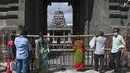 Sebuah barikade ditempatkan di depan kuil Kapaleeshwar, setelah tempat ibadah keagamaan ditutup untuk umum untuk mengekang lonjakan virus corona Covid-19 sesuai arahan pemerintah negara bagian di Chennai (7/1/2022). (AFP/Arun Sankar)