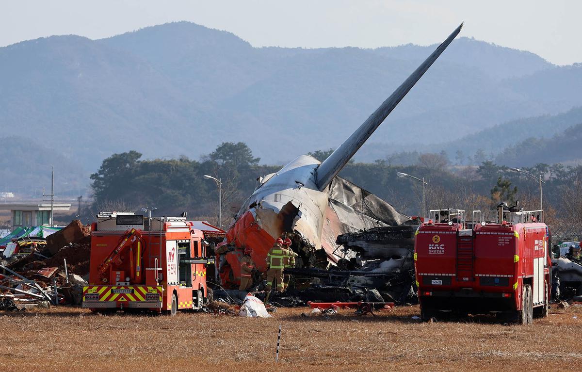 Tim SAR Evakuasi Korban Pesawat Jeju Air yang Jatuh Terbakar
