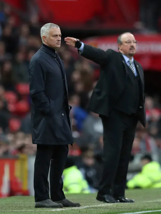 Pelatih Manchester United Jose Mourinho dan pelatih Newcastle United Rafael Benitez melihat para pemainya bertanding pada lanjutan Liga Inggris di stadion Old Trafford (6/10). MU menang tipis atas Newcastle 3-2. (AP Photo/Jon Super)