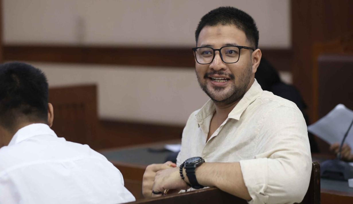 Terdakwa dugaan peredaran narkotika di Rumah Tahanan (rutan) Salemba, Muhammad Ammar Akbar alias Ammar Zoni saat mengikuti sidang lanjutan kasusnya di Pengadilan Negeri (PN) Jakarta Pusat, Kamis (15/1/2025). (KapanLagi.com/Budy Santoso)