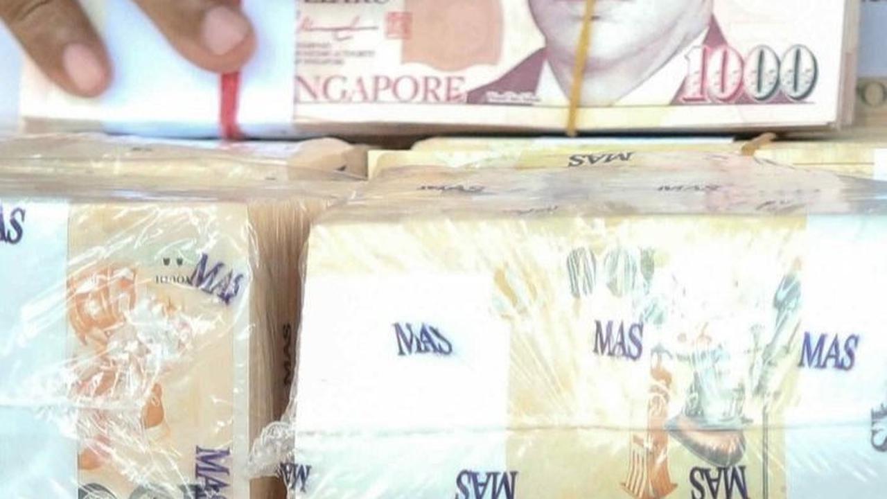 Uang tunai yang disita berupa mata uang asing sebesar USD400.000 dan uang dalam bentuk rupiah sebesar Rp13.581.013.347. Foto: Liputan6.com / Herman Zakharia<br>