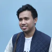 Cinta lama bersemi kembali, itulah yang dirasakan oleh mantan penyanyi cilik Joshua Suherman dan Pamela Bowie. Karena pertemanan kedua orangtua masing-masing, membuat keduanya masih sering ketemu. (Galih W. Satria/Bintang.com)