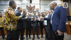 Anggota DPR Fraksi Gerindra Habiburokhman saat mengikuti jalannya pelantikan Wakil Ketua Komisi III DPR di Kompleks Parlemen, Senayan, Jakarta, Selasa (4/7/2023). Fraksi Gerindra DPR menunjuk anggota Komisi III DPR Habiburokhman menjadi Wakil Ketua Komisi III DPR menggantikan Desmond J Mahesa yang meninggal dunia beberapa waktu lalu. (Liputan6.com/Faizal Fanani)