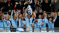 Kapten Manchester City, Vincent Kompany, mengangkat trofi juara Piala Liga Inggris setelah mengalahkan Liverpool di final Piala Liga Inggris di Stadion Wembley, London, Senin (29/2/2016) dini hari WIB. (Action Images via Reuters/Paul Childs)