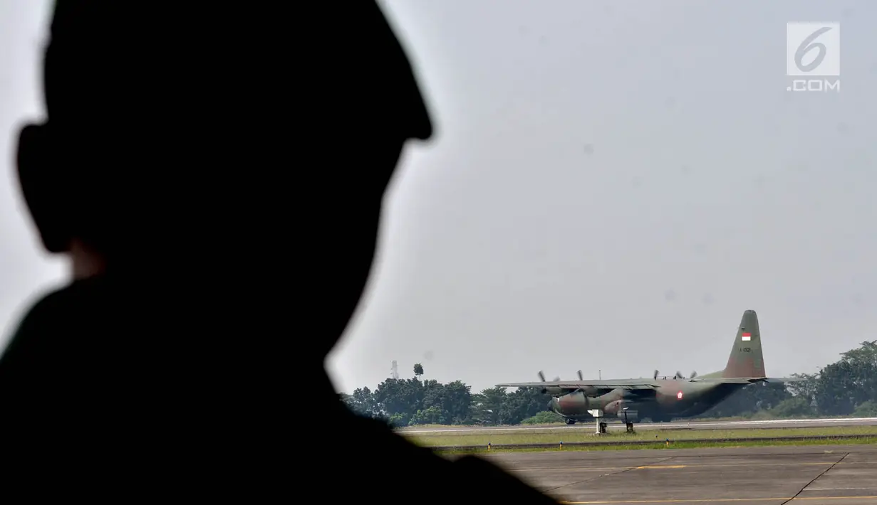 Pesawat Hercules yang membawa jenazah mantan Kepala Staf Angkatan Darat Jenderal TNI (Purn) George Toisutta saat lepas landas menuju makassar di Lanud Halim Perdanakusuma, Jakarta, Rabu (12/6/2019). (merdeka.com/Iqbal S. Nugroho)