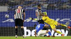 Striker Brighton and Hove Albion, Neal Maupay (tengah) mencetak gol ketiga timnya ke gawang Newcastle United dalam laga lanjutan Liga Inggris 2020/2021 pekan ke-29 di Falmer Stadium, Brighton, Sabtu (20/3/2021). Brighton menang 3-0 atas Newcastle United. (AP/Clive Rose/Pool)