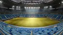 Pemandangan di dalam stadion sepak bola dengan kursi berwarna biru dan rumput lapangan stadion akan menjadi tuan rumah untuk beberapa pertandingan sepak bola Piala Dunia 2018 di St.Petersburg, Rusia, (29/12/2016). (AP Photo / Dmitri Lovetsky)