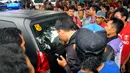 Sejumlah warga yang penasaran ingin melihat wajah pelaku pembunuhan Deudeuh Alfi Sahrin alias Tata Chubby di Tebet saat berada didalam mobil tahanan, Jakarta, Jumat (17/4/2015). (Liputan6.com/Yoppy Renato)