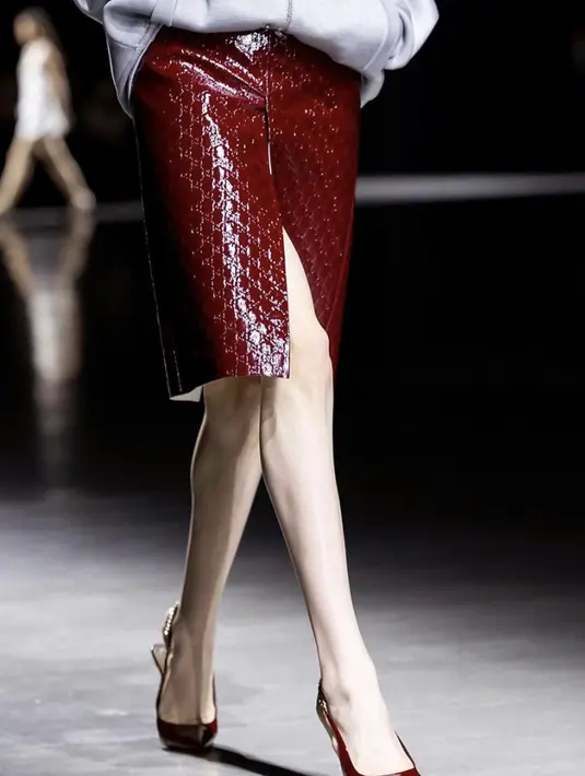 Koleksi yang dihadirkan banyak bermain pada aksen beading, kristal, mini skirts, pencil skirts, plunge dress, dan siluet klasik lainnya. [Foto: Instagram/ Gucci]