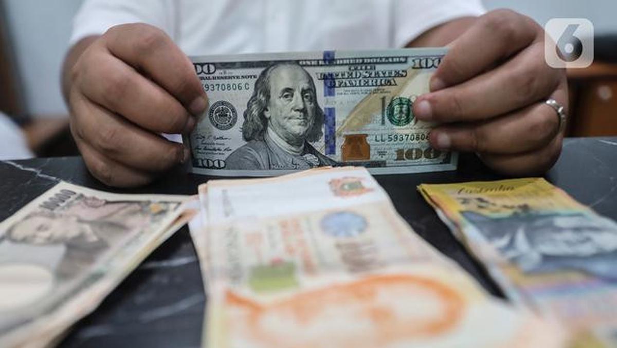 Rupiah Sentuh 18.066 terhadap Dolar AS Jumat Pagi
