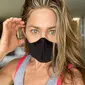 Jennifer Aniston mengenakan masker. (Instagram/ jenniferaniston)