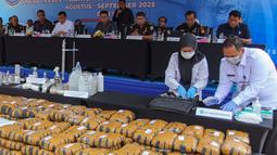 Badan Narkotika Nasional (BNN) membongkar 11 jaringan pengedar narkoba dengan 53 tersangka di sejumlah wilayah di Indonesia. (merdeka.com/Arie Basuki)