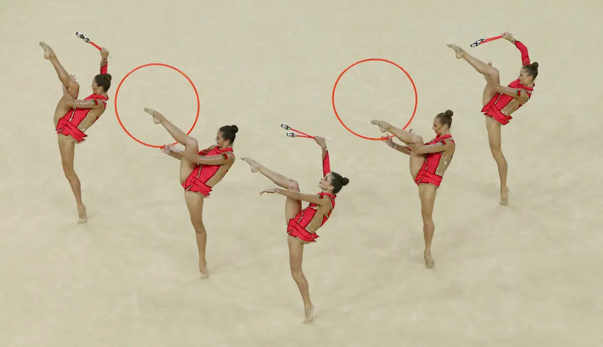 Kekompakan tim senam Ritmik asal Belarusia menggunakan alat ribbons  pada final Olimpiade Rio 2016  di Olympic Arena, Rio de Janeiro, Brasil. (REUTERS/Ruben Sprich)  