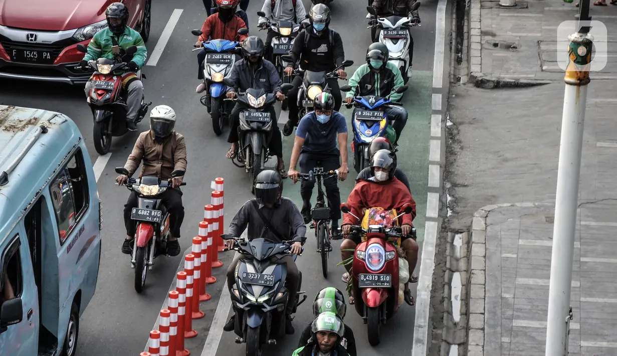 Pengguna sepeda berada di antara pengendara sepeda motor saat melintasi jalur khusus di Jalan Kramat Raya, Jakarta, Kamis (22/9/2022). Penerapan jalur sepeda sepanjang 196,45 kilometer dan tersebar di 26 ruas jalan yang dibangun Pemprov DKI Jakarta itu belum berfungsi secara efektif karena masih diserobot pengendara sepeda motor akibat arus lalu lintas yang semakin padat. (merdeka.com/Iqbal S. Nugroho)