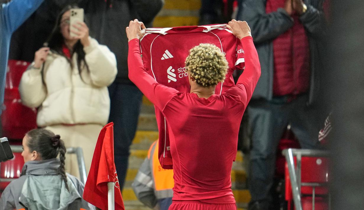 Ia kemudian merayakan golnya dengan membuka baju dan berselebrasi bak Lionel Messi di depan para pendukung The Reds. (AP Photo/Jon Super)