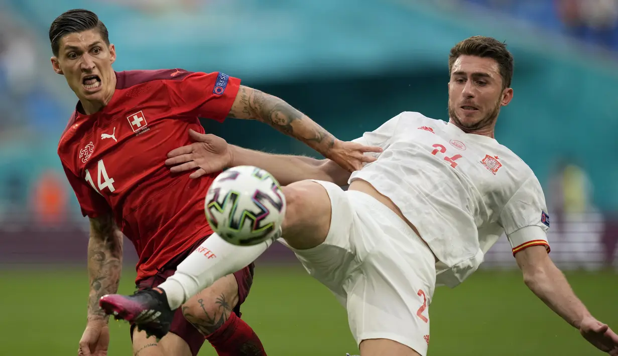 Gelandang timnas Swiss, Steven Zuber berebut bola dengan bek Spanyol, Aymeric Laporte pada perempat final Euro 2020 di Krestovsky Stadium, Saint Petersburg, Sabtu (3/7/2021) dini hari WIB.  Spanyol menyingkirkan Swiss 3-1 (1-1) melalui adu penalti. (AP Photo/Dmitri Lovetsky, Pool)