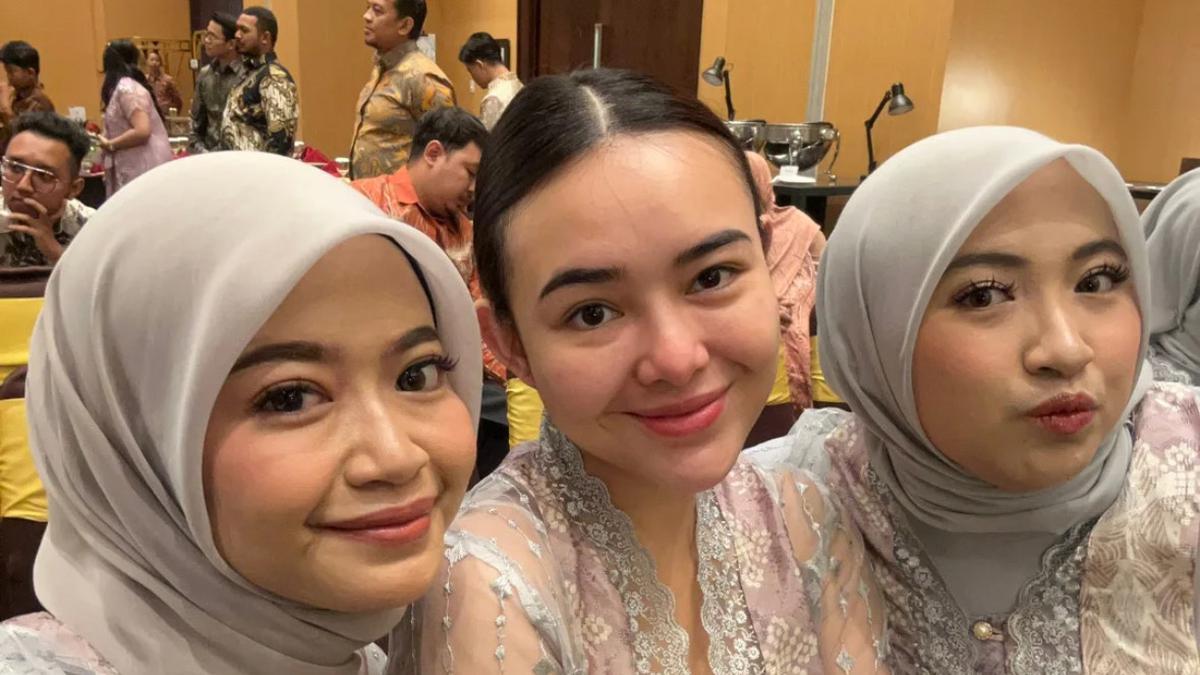 Jadi Bridesmaid, Amanda Manopo Memerlihatkan Wajah Asli Tanpa Makeup dan Dibalut Kebaya Sederhana