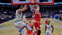 Giannis Antetokounmpo melukukan dunk saat Bucks mengalahkan Bulls di lanjutan NBA (AP)