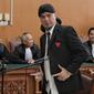 Terdakwa Ahmad Dhani memberi salam kepada wartawan usai menjalani sidang lanjutan atas kasus ujaran kebencian di PN Jakarta Selatan, Senin (28/1). Hakim menuntut Ahmad Dhani dengan pidana penjara 1 tahun 6 bulan. (Liputan6.com/Faizal Fanani)