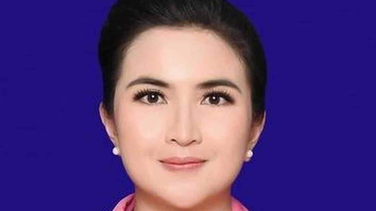 Inilah potret Kadek Devi mengenakan seragam ibu Bhayangkari.